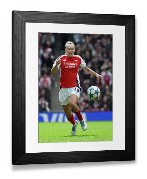 Framed Print : Arsenal WFC v Olympique Lyonnais - UEFA Women's Champions League Semi Final First Leg Framed Print : Arsenal WFC v Olympique Lyonnais - UEFA Women's Champions League Semi Final First Leg