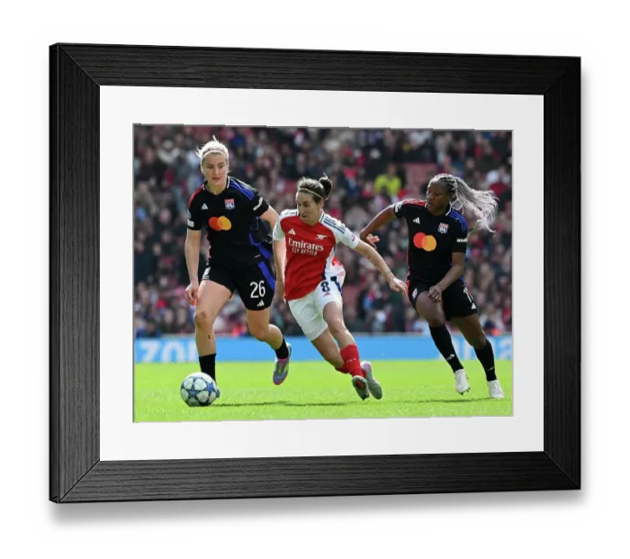 Framed Print : Arsenal WFC v Olympique Lyonnais - UEFA Women's Champions League Semi Final First Leg Framed Print : Arsenal WFC v Olympique Lyonnais - UEFA Women's Champions League Semi Final First Leg