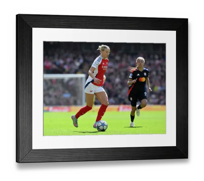 Framed Print : Arsenal WFC v Olympique Lyonnais - UEFA Women's Champions League Semi Final First Leg Framed Print : Arsenal WFC v Olympique Lyonnais - UEFA Women's Champions League Semi Final First Leg