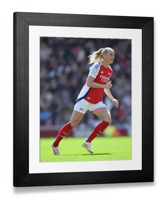 Framed Print : Arsenal WFC v Olympique Lyonnais - UEFA Women's Champions League Semi Final First Leg