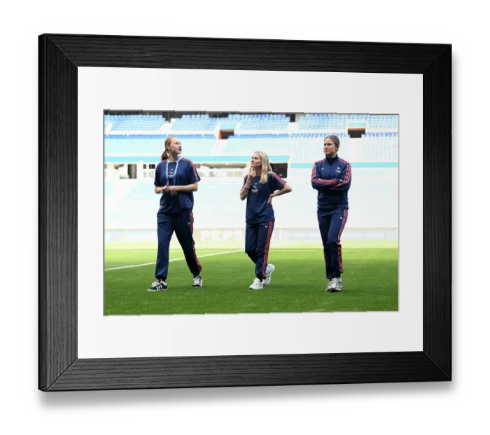 Framed Print : Olympique Lyonnais v Arsenal WFC - UEFA Women's Champions League Semi Final Second Leg Olympique Lyonnais v Arsenal WFC - UEFA Women's Champions League Semi Final Second Leg