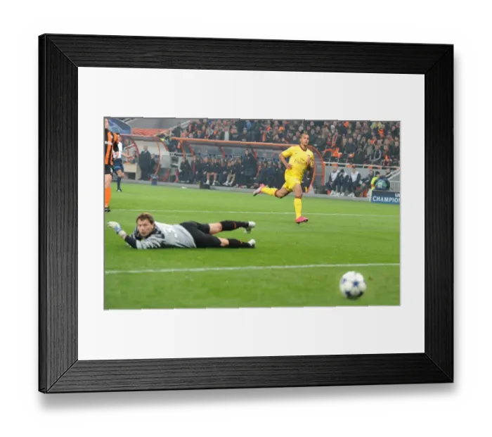 Framed Print : Theo Walcott shoots past Shakhtar goalkeeper Andriy Pyatov to score the Arsenal goal Framed Print : Theo Walcott shoots past Shakhtar goalkeeper Andriy Pyatov to score the Arsenal goal