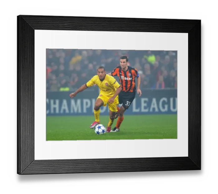 Framed Print : Theo Walcott (Arsenal) Darijo Srna (Shakhtar). Shakhtar Donetsk 2: 1 Arsenal