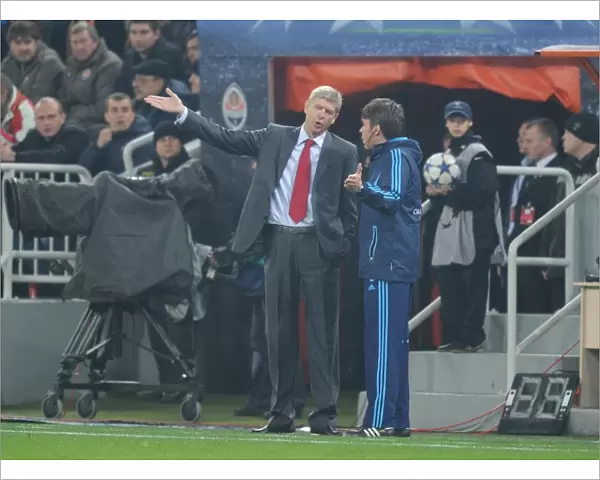 Arsenal manager Arsene Wenger talks to the 4th official. Shakhtar Donetsk 2: 1 Arsenal