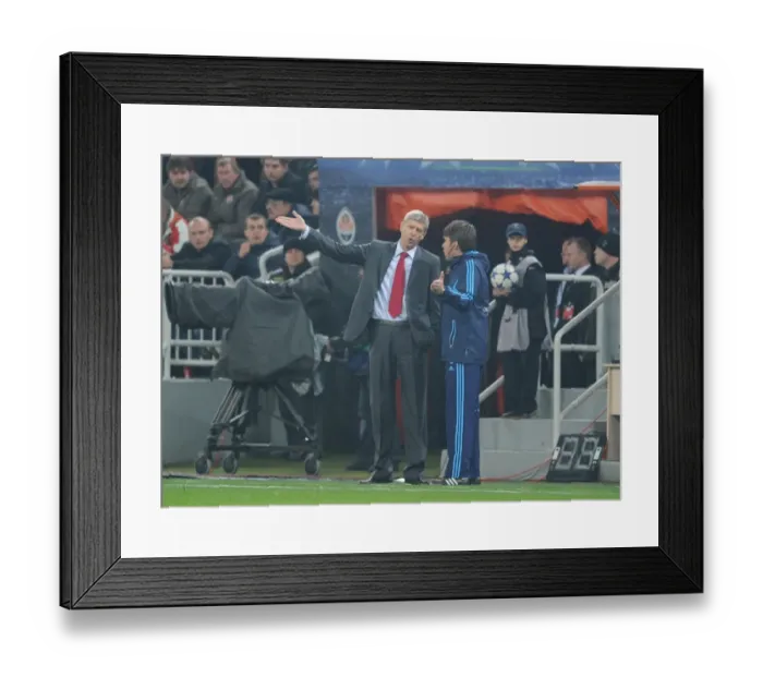 Framed Print : Arsenal manager Arsene Wenger talks to the 4th official. Shakhtar Donetsk 2: 1 Arsenal Framed Print : Arsenal manager Arsene Wenger talks to the 4th official. Shakhtar Donetsk 2: 1 Arsenal