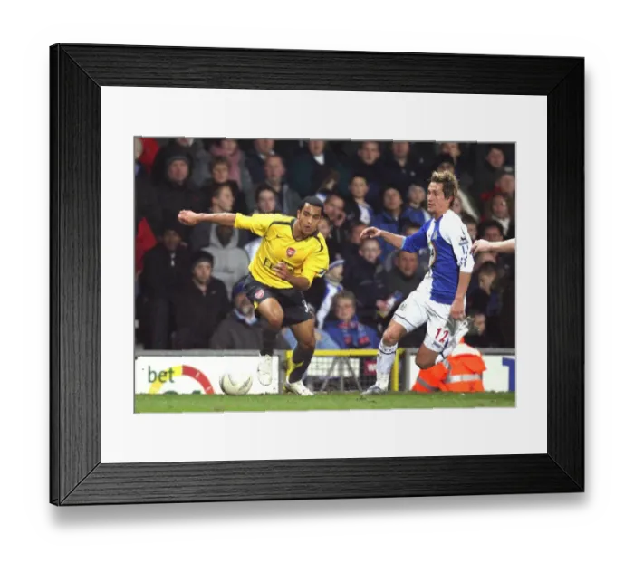 Framed Print : Theo Walcott (Arsenal) Morten Pedersen (Blackburn) Framed Print : Theo Walcott (Arsenal) Morten Pedersen (Blackburn)
