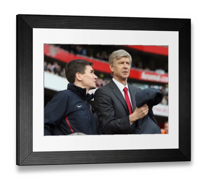 Framed Print : Arsenal Manager Arsene Wenger with Doctor Gary O Driscoll. Arsenal 1
