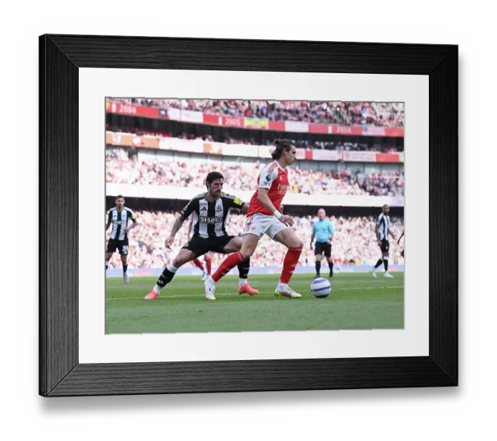 Framed Print : Arsenal FC v Newcastle United FC - Premier League
