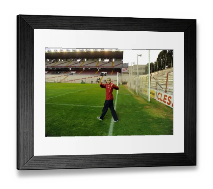 Framed Print : Steph Houghton (Arsenal). Rayo Vallecano 2: 0 Arsenal Ladies. UEFA Champions League Framed Print : Steph Houghton (Arsenal). Rayo Vallecano 2: 0 Arsenal Ladies. UEFA Champions League