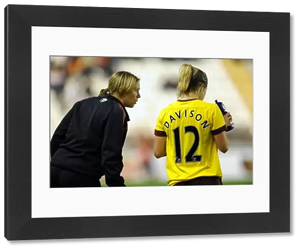Rehanne Skinner chats to Gemma Davison (Arsenal). Rayo Vallecano 2: 0 Arsenal Ladies