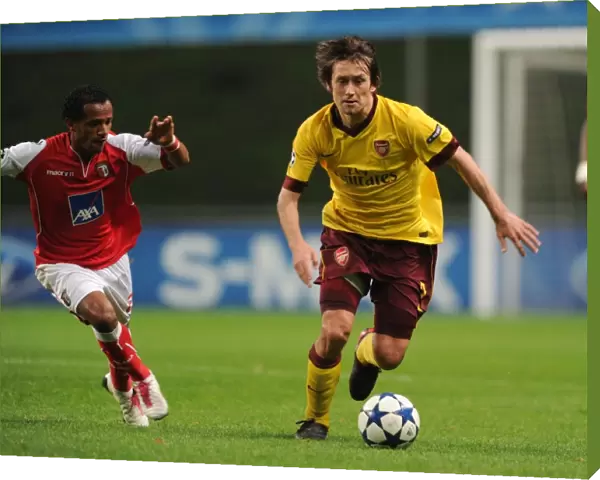 Tomas Rosicky (Arsenal) Leandro Salino (Braga). SC Braga 2: 0 Arsenal, UEFA Champions League