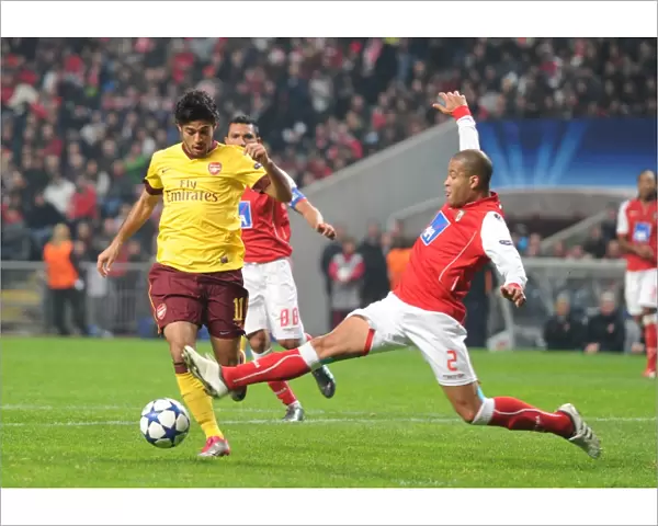 Carlos Vela (Arsenal) Alberto Rodriguez (Braga). SC Braga 2: 0 Arsenal, UEFA Champions League