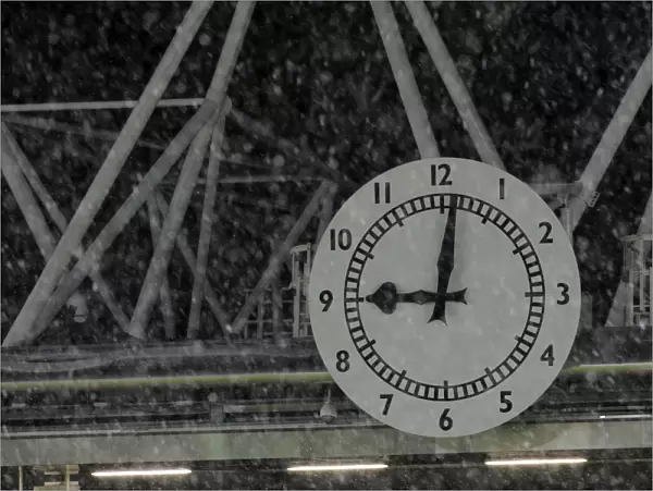 Snow falls across the Clock. Arsenal 2: 0 Wigan Athletic. Carling Cup, Quarter Final