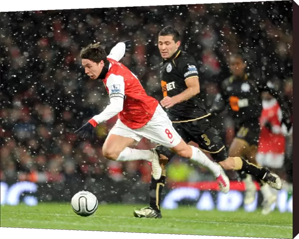 Samir Nasri (Arsenal) Antolin Alcaraz (Wigan). Arsenal 2: 0 Wigan Athletic