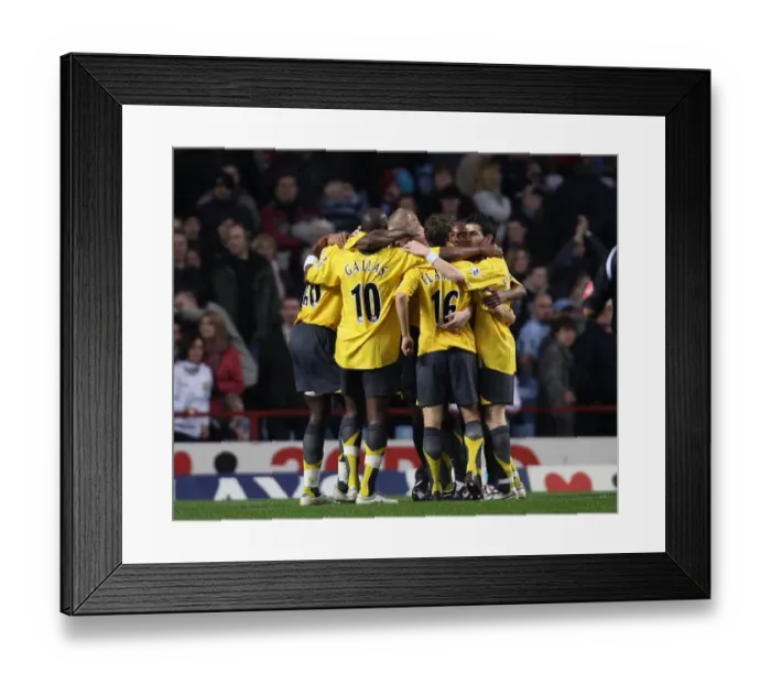 Framed Print : The Arsenal team celebrate after the match Framed Print : The Arsenal team celebrate after the match