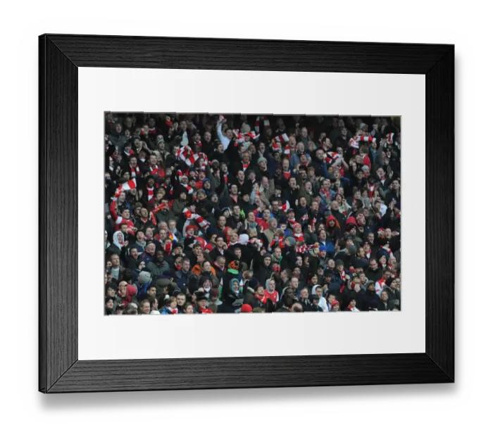 Framed Print : Arsenal vs Fulham: 2010-11 Season Match Framed Print : Arsenal vs Fulham: 2010-11 Season Match