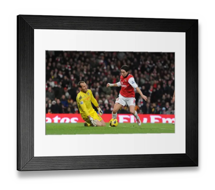 Framed Print : Arsenal FC vs Fulham: 2010-11 Season Match Framed Print : Arsenal FC vs Fulham: 2010-11 Season Match