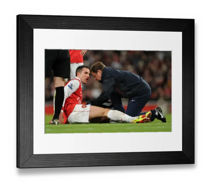 Framed Print : Robin van Persie (Arsenal) with Physio Colin Lewin. Arsenal 2: 1 Fulham