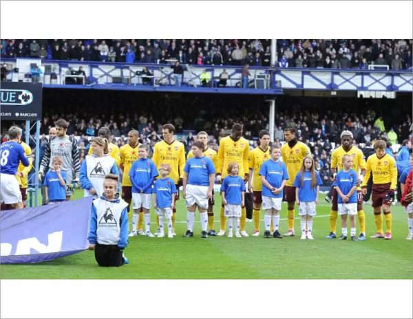 The Arsenal team line up before the match. Everton 1: 2 Arsenal, Barclays Premier League