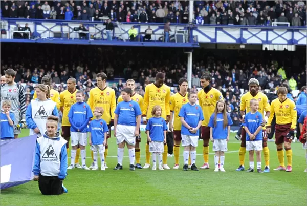 The Arsenal team line up before the match. Everton 1: 2 Arsenal, Barclays Premier League