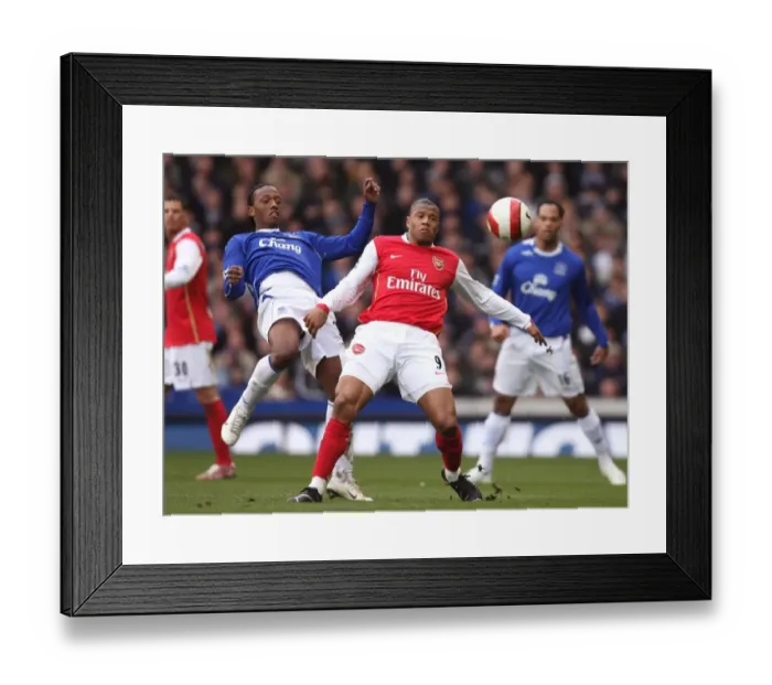 Framed Print : Julio Baptista (Arsenal) Manuel Fernandes (Everton)