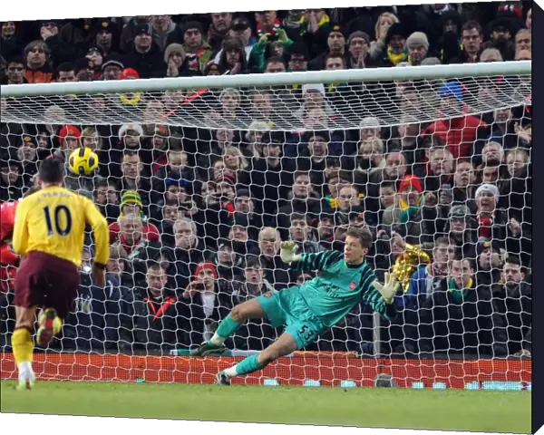 Wojciech Szczesny (Arsenal) watches as Wayne Rooney (Man Utd) misses his penalty