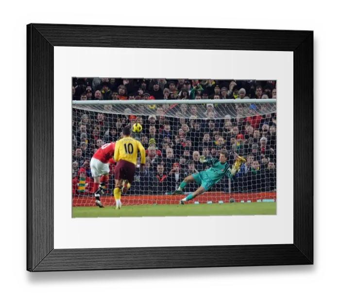 Framed Print : Wojciech Szczesny (Arsenal) watches as Wayne Rooney (Man Utd) misses his penalty