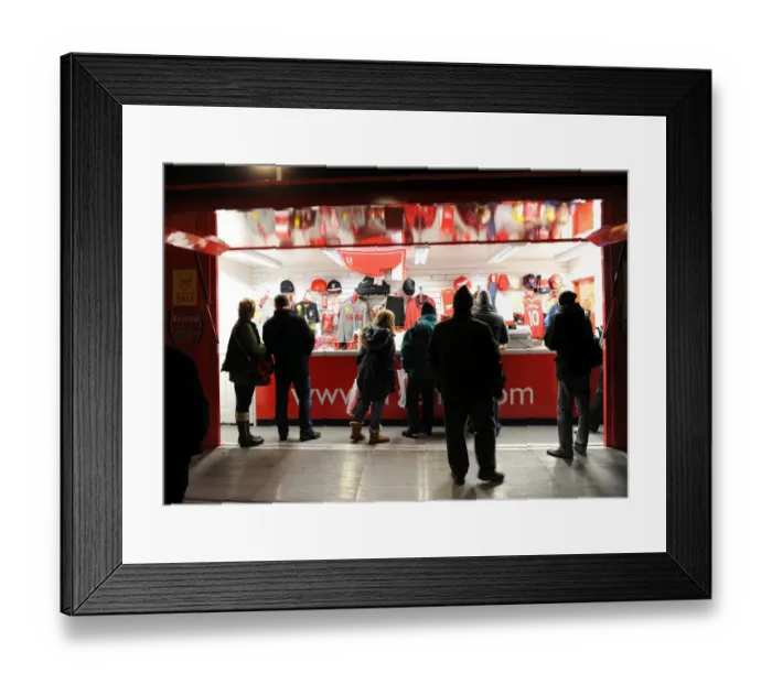 Framed Print : Arsenal outlet on the podium. Arsenal 3: 1 Chelsea. Barclays Premier League