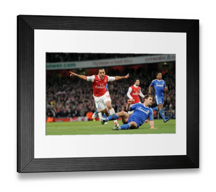 Framed Print : Theo Walcott's Triumphant Goal: Arsenal's 3-1 Victory Over Chelsea