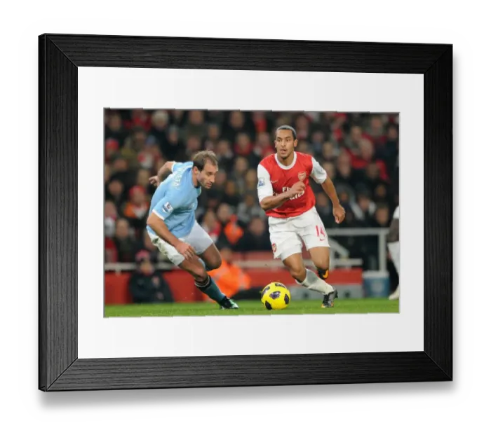 Framed Print : Theo Walcott (Arsenal) Pablo Zabaleta (Man City). Arsenal 0: 0 Manchester City