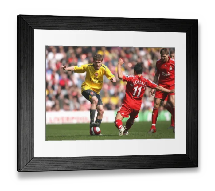 Framed Print : Alex Hleb (Arsenal) Mark Gonzalez (Liverpool) Framed Print : Alex Hleb (Arsenal) Mark Gonzalez (Liverpool)