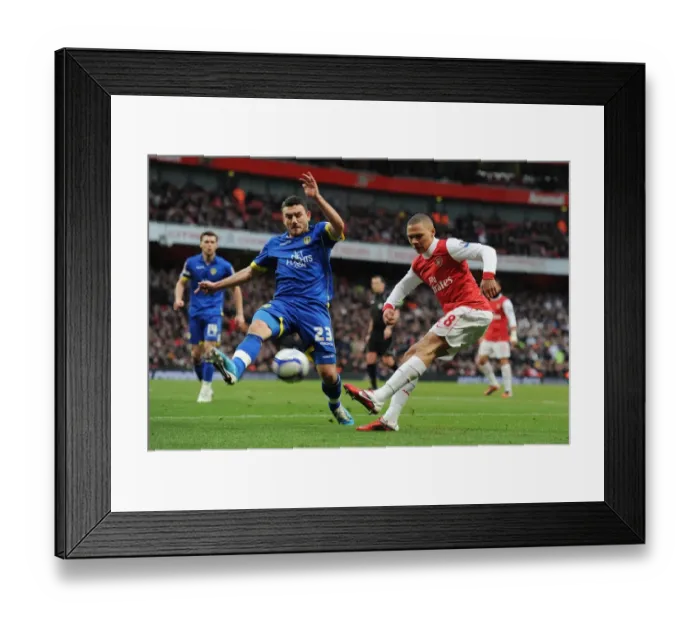 Framed Print : Kieran Gibbs (Arsenal) Robert Snodgrass (Leeds). Arsenal 1: 1 Leeds United