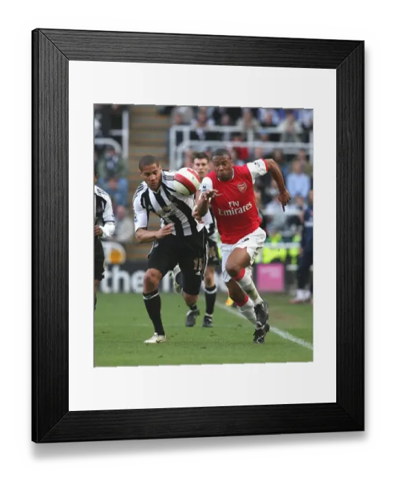 Framed Print : Julio Baptista (Arsenal) Oguchi Onyewu (Newcastle United)