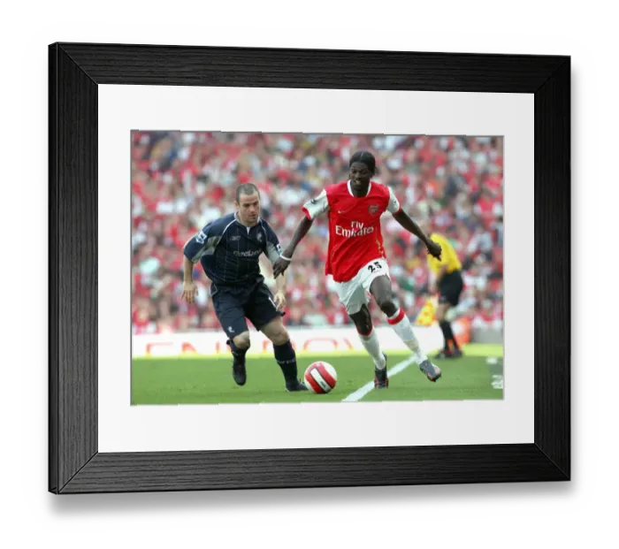 Framed Print : Emmauel Adebayor (Arsenal) David Thompson (Bolton) Framed Print : Emmauel Adebayor (Arsenal) David Thompson (Bolton)