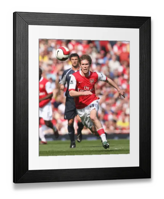 Framed Print : Alex Hleb in Action: Arsenal's Thrilling 2-1 Victory over Bolton Wanderers, FA Premiership, Emirates Stadium, London, April 14, 2007