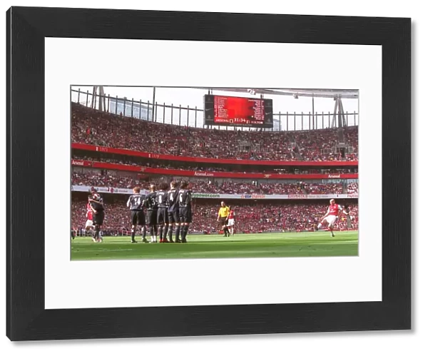 Freddie Ljungberg (Arsenal) takes a free kick