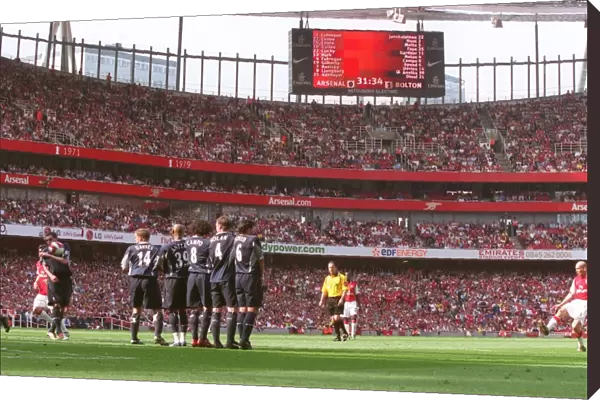 Freddie Ljungberg (Arsenal) takes a free kick
