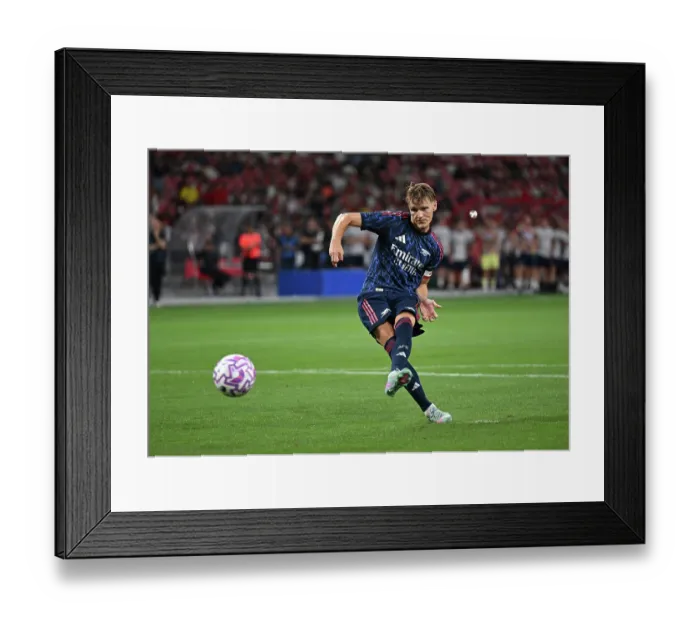 Framed Print : Arsenal FC v AC Milan: Pre-Season Friendly Framed Print : Arsenal FC v AC Milan: Pre-Season Friendly