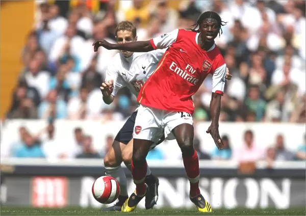 Clash of Rivals: Adebayor vs. Dawson in the Intense 2006-07 FA Premiership Rivalry Match Between Tottenham and Arsenal
