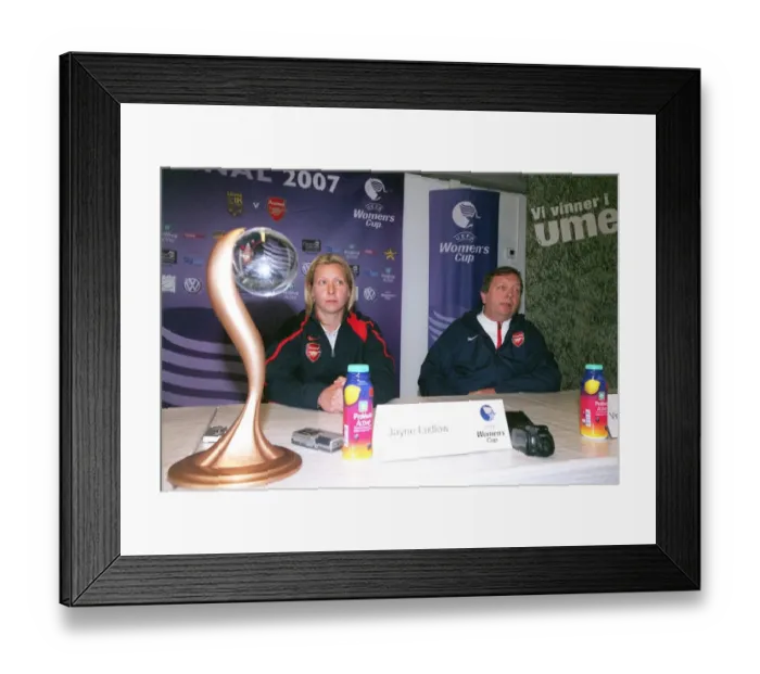 Framed Print : Jayne Ludlow and Vic Akers (Arsenal) Framed Print : Jayne Ludlow and Vic Akers (Arsenal)