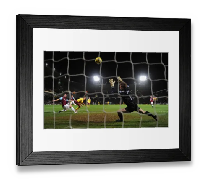Framed Print : Theo Walcott shoots past West Ham goalkeeper to score the 2nd Arsenal goal