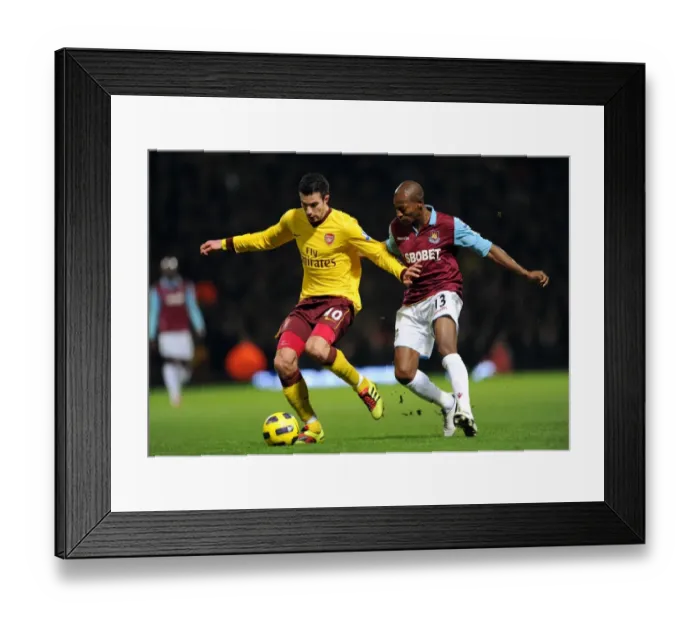 Framed Print : Robin van Persie (Arsenal) Luis Boa Morte (West Ham). West Ham United 0: 3 Arsenal Framed Print : Robin van Persie (Arsenal) Luis Boa Morte (West Ham). West Ham United 0: 3 Arsenal