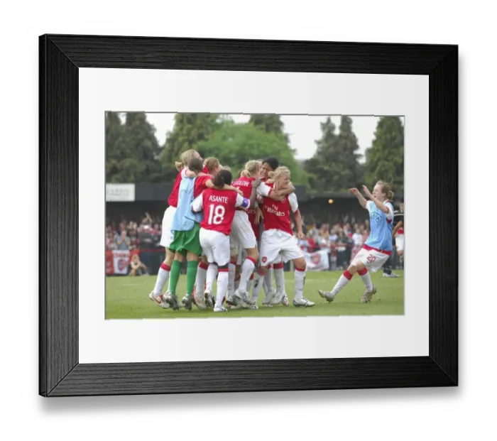 Framed Print : Arsenal Ladies Lift UEFA Women's Cup: 2006-07 Final (1-0 agg.) vs UMEA IK