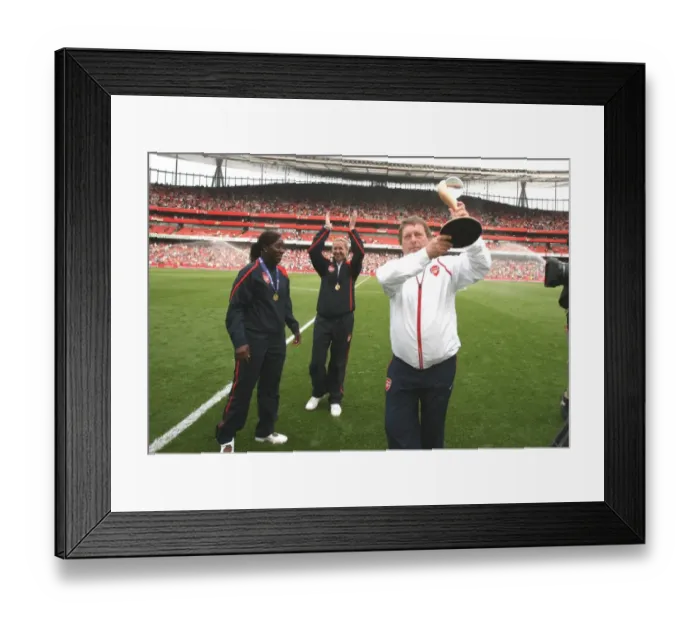 Framed Print : Vic Akers and the Arsenal ladies show off the Womens European Cup