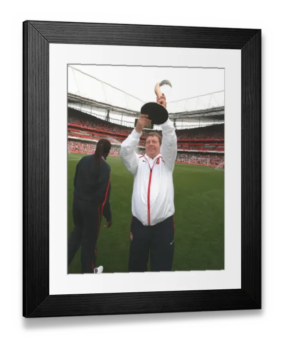 Framed Print : Arsenal Ladies Triumph in European Cup Final: 3-1 Victory over Fulham