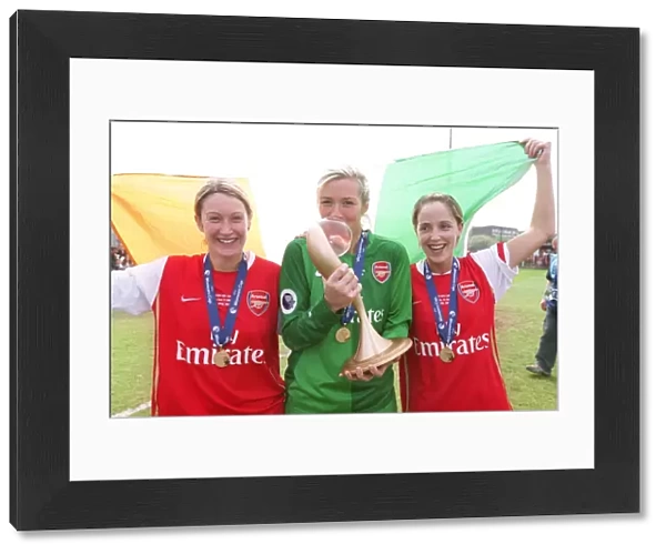 Ciara Grant, Emma Byrne and Yvonne Tracy (Arsenal) with the European Trophy