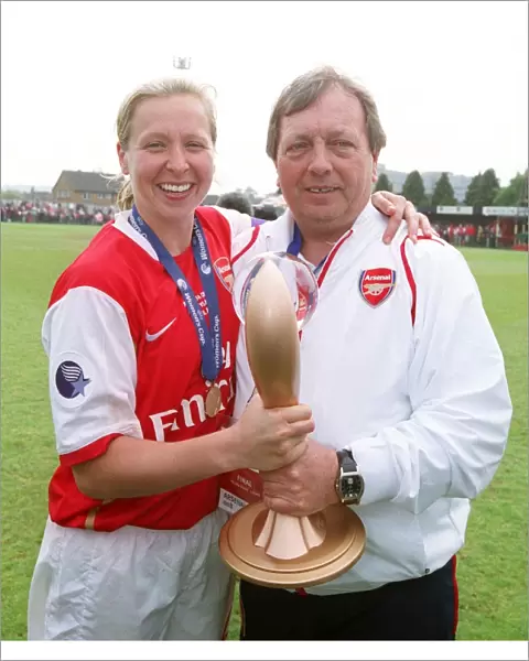 Jayne Ludlow (Arsenal) and Arsenal Manager Vic Akers with the European Trophy