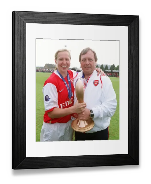 Framed Print : Jayne Ludlow (Arsenal) and Arsenal Manager Vic Akers with the European Trophy