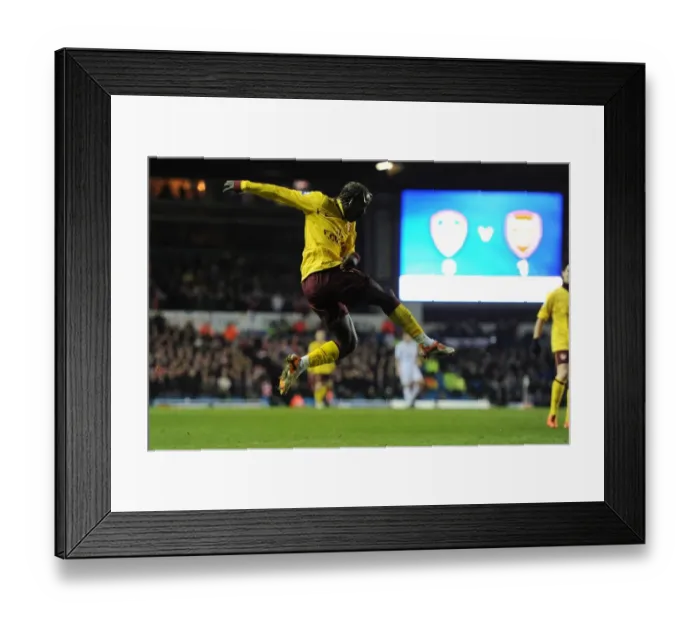 Framed Print : Bacary Sagna shoots past Leeds goalkeeper Kasper Schmeichel to score the 2nd Arsenal goal