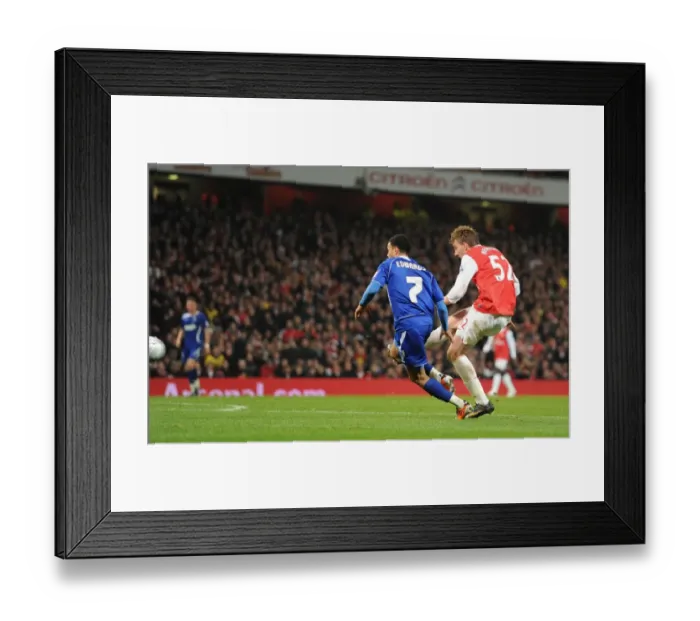 Framed Print : Nicklas Bendtner shoots past Ipswich goalkeeper Marton Fulop to score the 1st Arsenal goal